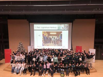 Die strahlenden Gewinner des Jugendengagementpreises 2023 bei der Preisverleihung mit Kreisbeigeordnetem und Jugenddezernent Carsten Mller im Kreishaus.