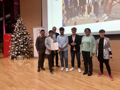 Der erste Platz des Jugendengagementpreises 2023 und 1.000 Euro gingen an das Team des Jugendraums Hainburg. Kreisbeigeordneter Carsten Mller (links), Hainburgs Brgermeister Alexander Bhn (dritter von links) und Jurymitglied Lydia Zoubek (zweite von rechts) gratulierten den Jugendlichen.