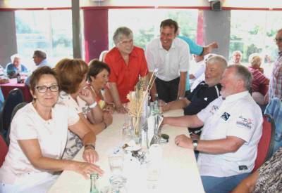 Im Gesprch beim Schiffsausflug der Gemeinde Hainburg ...