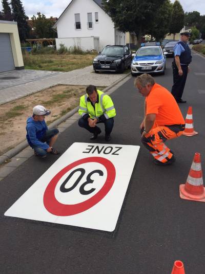 Aufbringen von Zone 30 Markierungen aus Thermo-Plastik am Langen Gewann.