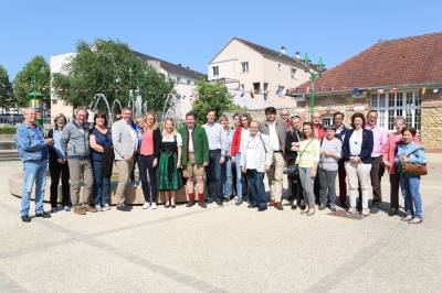 Ganz im Zeichen der europischen Partnerschaft stand das Wochenende vom 18. bis 21. Mai. Delegationen aus Hainburg und den beiden sterreichischen Gemeinden Trumau und Alberndorf trafen sich im franzsischen Vernouillet. Anlsslich des 40-jhrigen Jubilums der Verschwisterung von Trumau und Vernouillet lud die Gemeindefhrung von Vernouillet zum Fest der jahrzehntelangen Freundschaft ein.