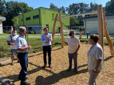 Besuch der Erweiterung der Kita am Kiefernhain und der neuen Betreuungseinirichtung an der Zweigstelle der Johannes-Gutenberg-Schule.