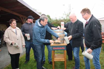 Fassbieranstich zum tradionellen Erntedankfest am ersten Oktoberwochenende beim Obst- und Gartenbauverein in Froschhausen