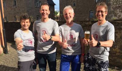 Nach 82 km im Ziel des Brder Grimm Laufes 2016 mit dem Team der Fastnachtsfreunde Hainstadt mit Heribert Ehmes, Gerhard Lukas und Jrgen Junker