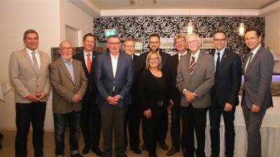 Ehrungsabend der CDU Hainburg im Hessischen Hof. Immer wieder eine schne Gelegenheit mit langjhrigen Mitglieder in einer schnen Atmosphre ins Gesprch zu kommen. Foto: Erhard Bonifer