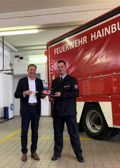 Schlsselbergabe unseres neuen Gertewagen Logistik an die Feuerwehr Hainburg