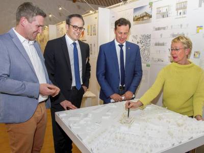 Der Vorsitzende der Gemeindevertretung Oliver Mser, der Erste Beigeordnete Christian Spahn, Brgermeister Alexander Bhn und Dipl.-Ing. Brigitte Holz vor dem Model des ersten Preistrgers. Foto: Axel Hampe