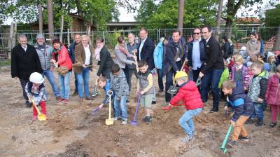 Erster Spatenstich zur Erweiterung der Kita Kiefernhain