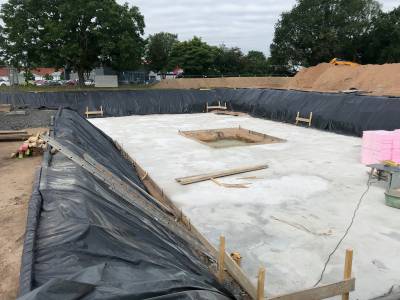 Fr den Neubau des Rathauses ist der Keller ausgeboben und die Sauberkeitsschicht betoniert