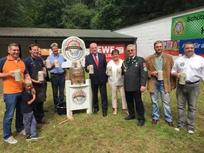 Erfolgreicher Bieranstich beim Brgerschieen des Schtzenverein Hainstadt