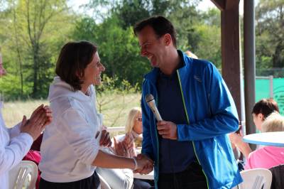 Tag der offenen Tr beim TC Hainstadt mit Siegerehrung der Kinderolympiade, Schnupperspiel und nette Gesprche mit dem Vorstandsteam. Bild: Norbert Scherer