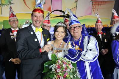 bergabe des Rathausschlssel bei der ersten Sitzung der VV Klein-Krotzenburg an Prinzessin Chiara und Prinz Klaus. 
Foto: Erhard Bonifer