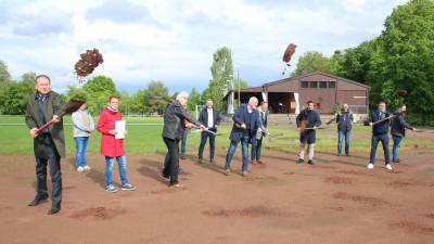 Erster Spatenstich fr den 2. Hainburger Kunstrasenplatz bei der Spvgg. Hainstadt