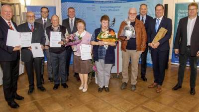 Ehrenamtliches Engagement, das Auszeichnung verdient: Von links Landtagsvizeprsident Frank Lortz, Gerhard Knkel, Erster Beigeordneter Christian Spahn, Johann
Heck, Gemeindevertretervorsteher Oliver Mser, Renate Heck, Irene Sona, Peter
Sona, Landrat Oliver Quilling, Brgermeister Alexander Bhn und Kreistagsvorsitzender Volker Horn. Foto: Hampe