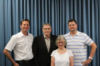 Auf der Jahreshauptversammlung des TTC Hainstadt mit der alten Vorsitzende Helga Schmidt, dem neuen Vorsitzenden Markus Redanz und dem Vorsitzenden des Kuturausschusses Volker Jkel
