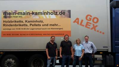 Gewerbe - Super gefreut habe ich mich über die Aufschrift "go Alex ..." als mobile Wahlkampf Unterstützung auf dem LKW von Rhein-Main-Kaminholz.de. Sebastian Stähler und Thomas Jung betreiben in Hainburg eine überregionalen Kaminholzhandel und haben in Hainstadt mit ihrem Betrieb in eine Immobilie investiert. Dadurch ist es gelungen diese jungen Unternehmer in Hainburg zu halten. Überdies ist auch ihr soziales Engagement für Kleiderlager und Zeltlager beeindruckend.
Danke für eure Unterstützung Sebastian und Thomas !