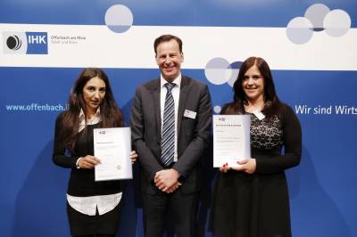 Gewerbe - IHK Bestenehrung 2017 in Mühlheim mit den Hainburgerinnen Yasmin Schrod und Nadine Werner. Danke an die IHK und ihren Fotograph für die Bereitstellung des Fotos.