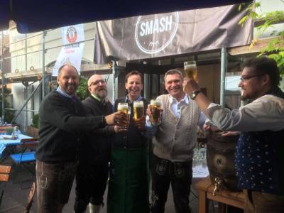 Gewerbe - Biergarteneröffnung im Hotel- Restaurant Hessischer Hof mit traditionellem Bieranstich,kurz vor Abschluss der Renovierungsarbeiten - heimische Gaststätte, heimische Handwerker, heimische Vereine.