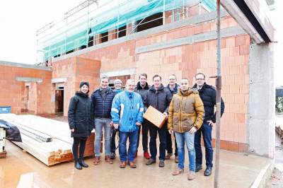 Gewerbe - Richtfest bei zur Erweiterung und Sanierung der Kita Arche Noah.
Das Bild zeigt (v.l.): Fabienne Rückert (Ing. Büro Kopp (IBK)), Michael Kopp (IBK), Alexander Guckert (Bauamt der Gemeinde Hainburg) Uwe Reum (RBW-Bau), Moritz Hess (IBK), Bürgermeister Alexander Böhn, Rudolf Bax (Geschäftsführer Ziegelwerk Wenzel), Roscoe Baptist (Ziegelwerk Wenzel), 1. Beigeordneter Gemeinde Christian Spahn; Foto Uniopor; Fotographin Rahel Welsen