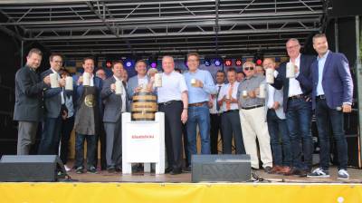 Gewerbe - Bieranstich beim 40. Hainburger Markt mit vielen Vertretern aus Politik, Vereinen und Wirtschaft; Foto: Erhard Bonifer