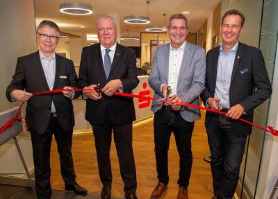 Gewerbe - Wiedereröffnung der renovierten Filiale der Sparkasse Langen Seligenstadt in Hainburg/Hainstadt gemeinsam mit dem Vorsitzenden des Vorstandes, Klaus Tinnefeld, dem Vizepräsident des Hessischen Landtages Frank Lortz und dem Vorsitzenden der Gemeindevertretung Oliver Möser; Foto: Axel Hampe