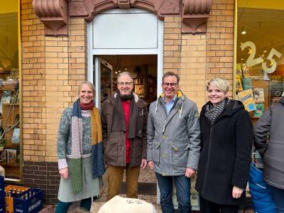 Gewerbe - 25 Jahre Buchhandlung Lesebär in Großkrotzenburg. Ein Hainburger und guter Freund, der im Nachbarort erfolgreich ist. Da ist natürlich ein Besuch mit der Großkrotzenburger Kollegin Theresa Neumann selbstverständlich.